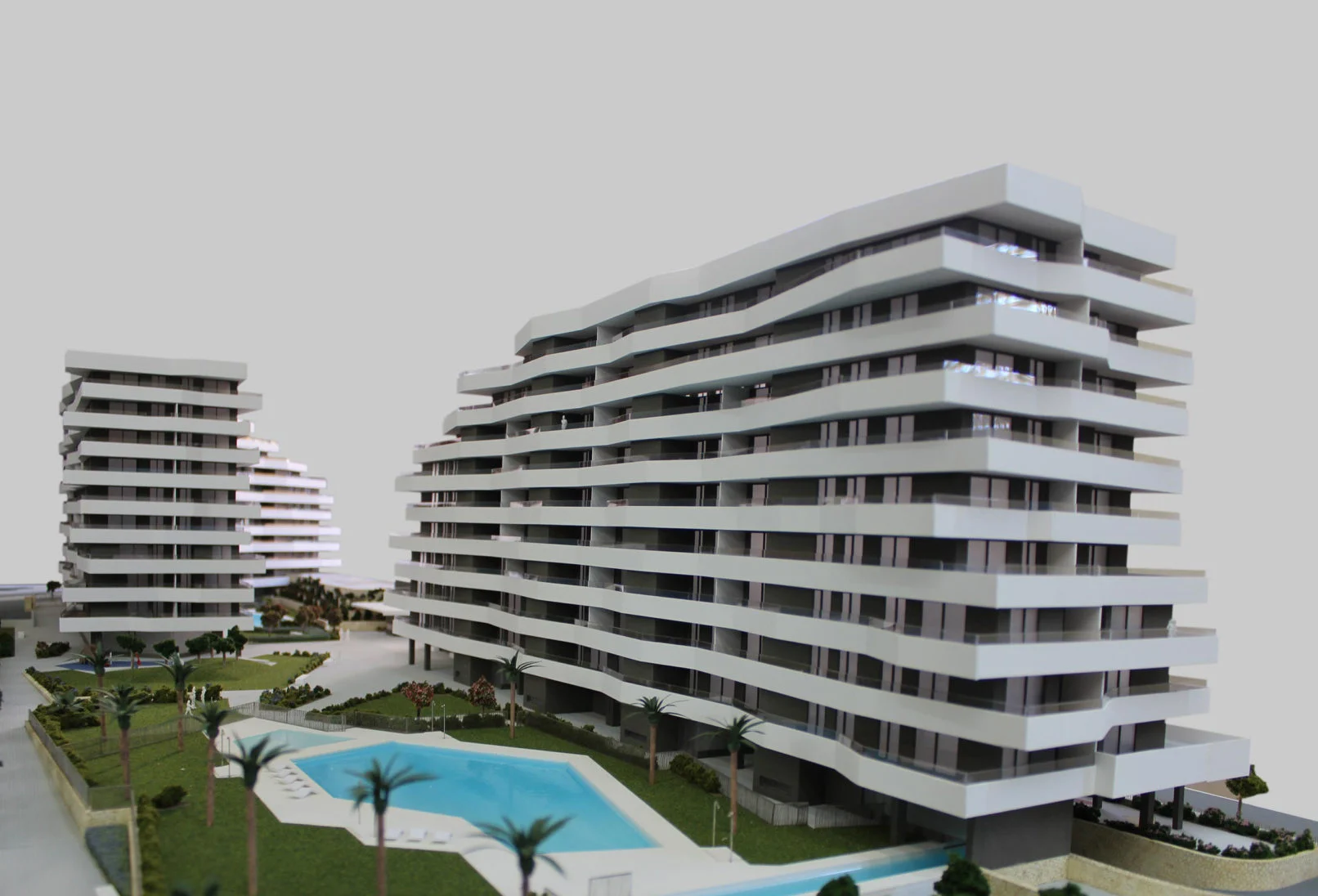 Maqueta del residencial Azara en San Juan con torres, piscina y zonas verdes