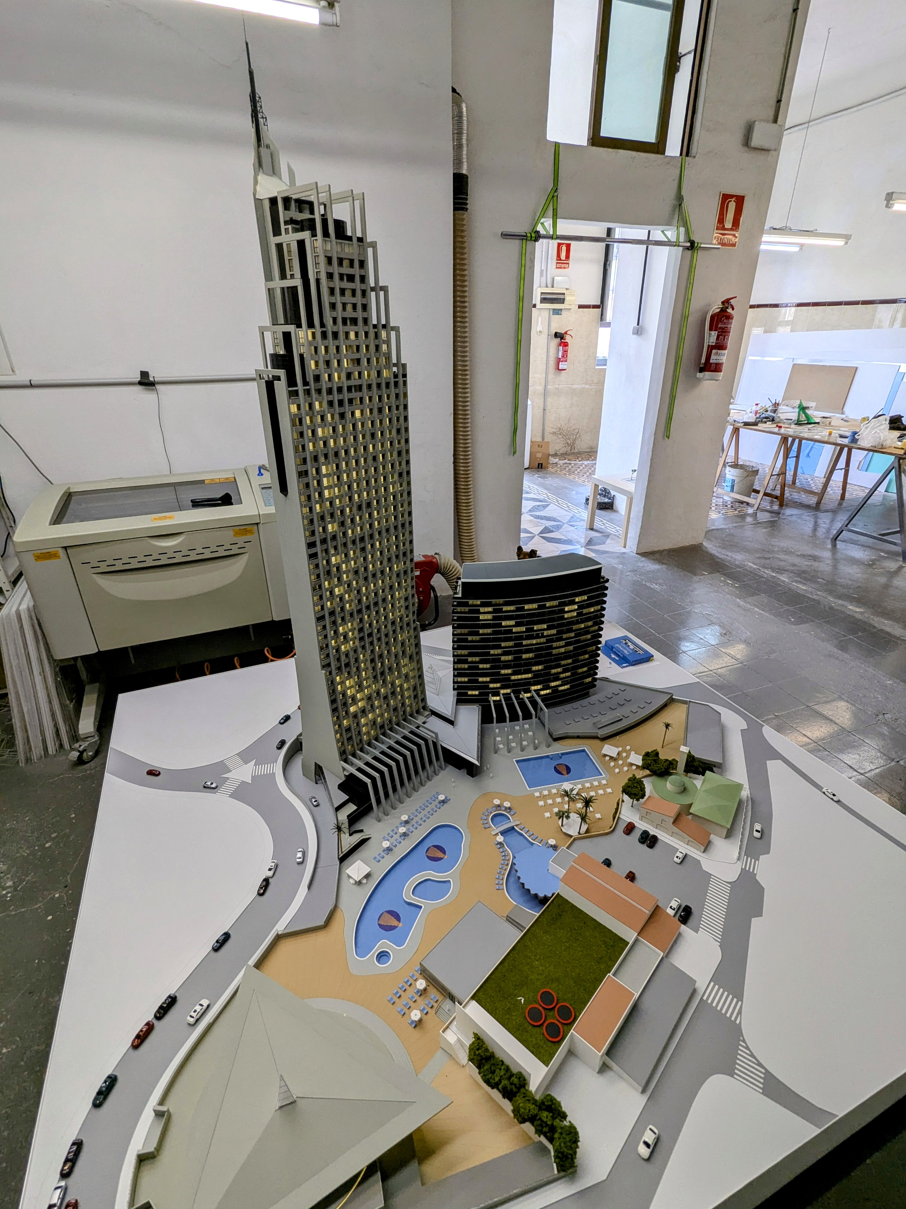 Taller de ModelArq con una maqueta de gran formato en producción