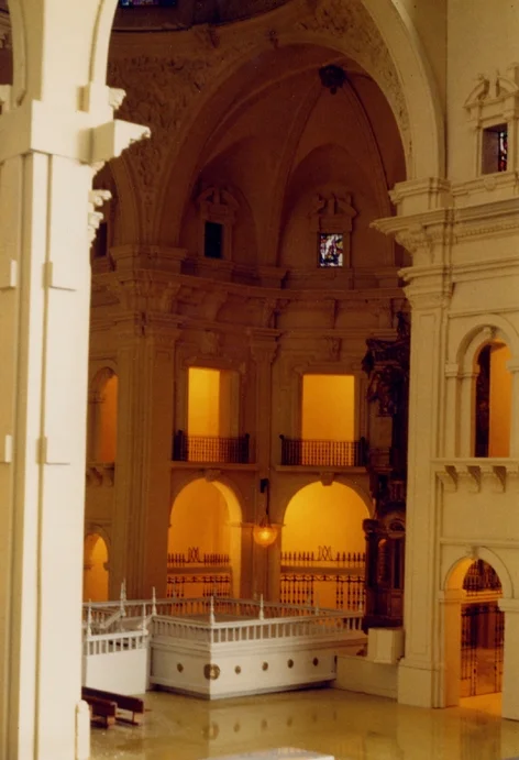 Maqueta Basílica Santa María de Elche — interior con nave y cúpula iluminada