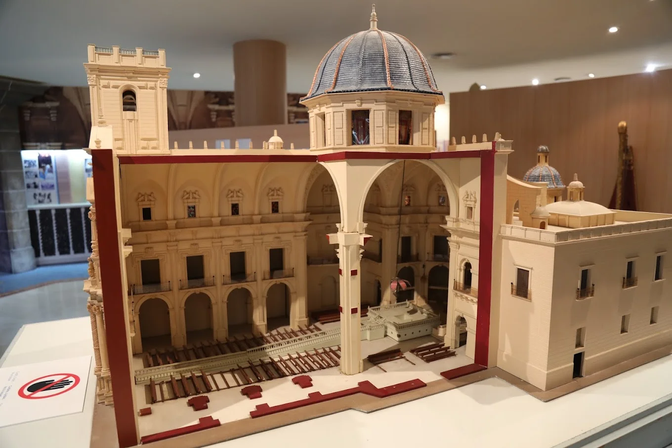Maqueta Basílica Santa María de Elche — sección con cúpula y claustro