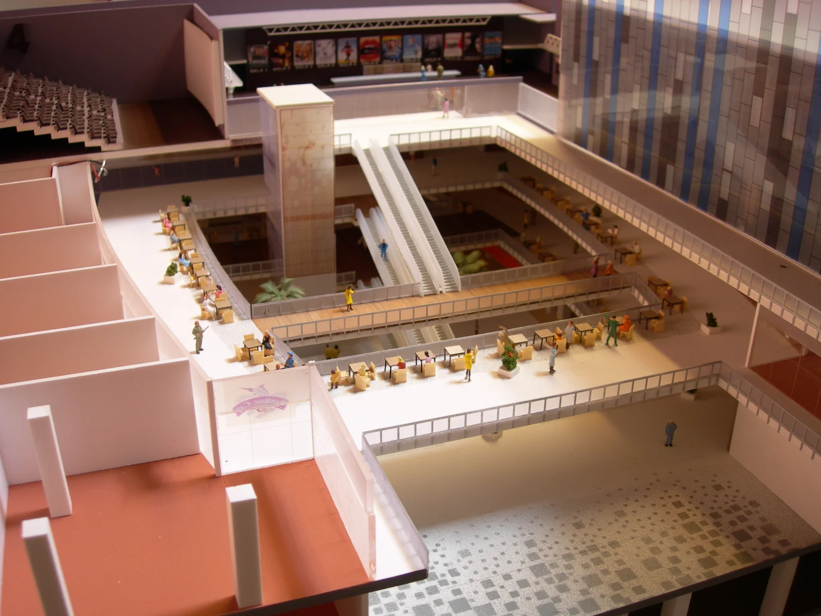 Maqueta del Centro Comercial Neutopia — Atrio central