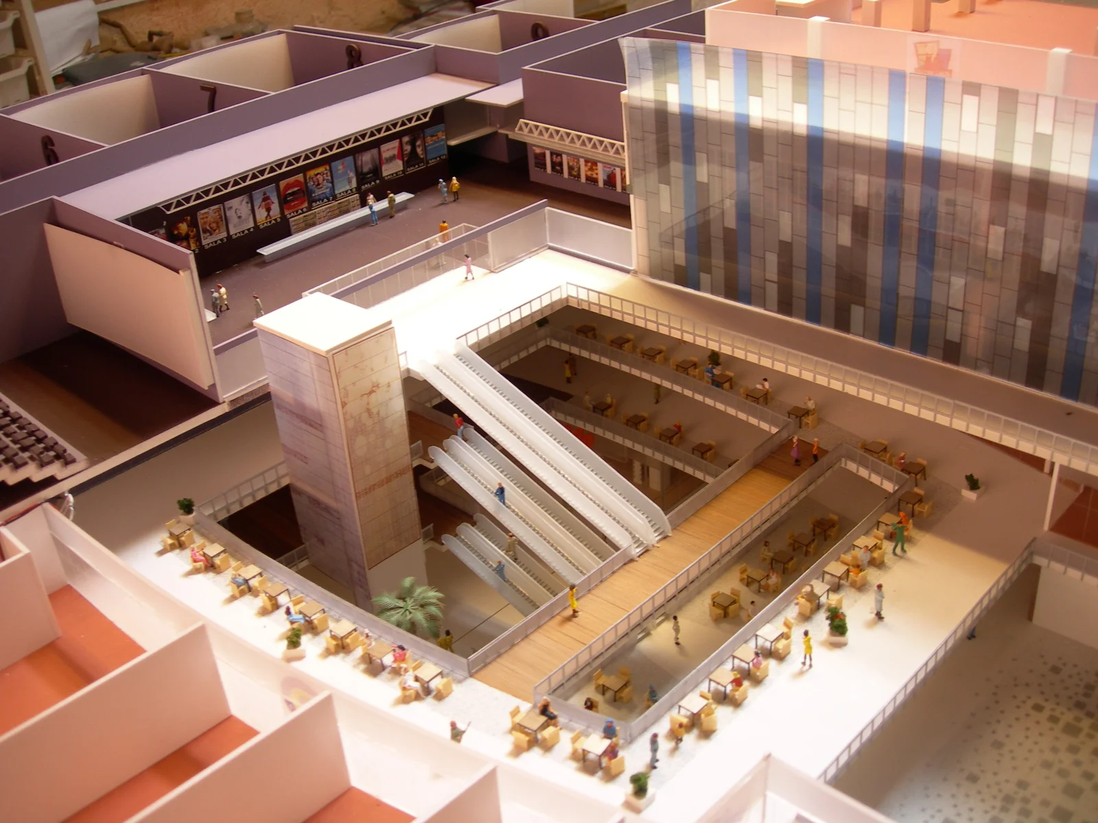Maqueta del Centro Comercial Neutopia — Galería y cines