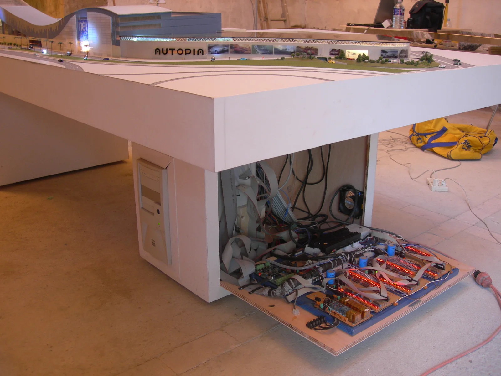 Maqueta del Centro Comercial Neutopia — Iluminación y electrónica