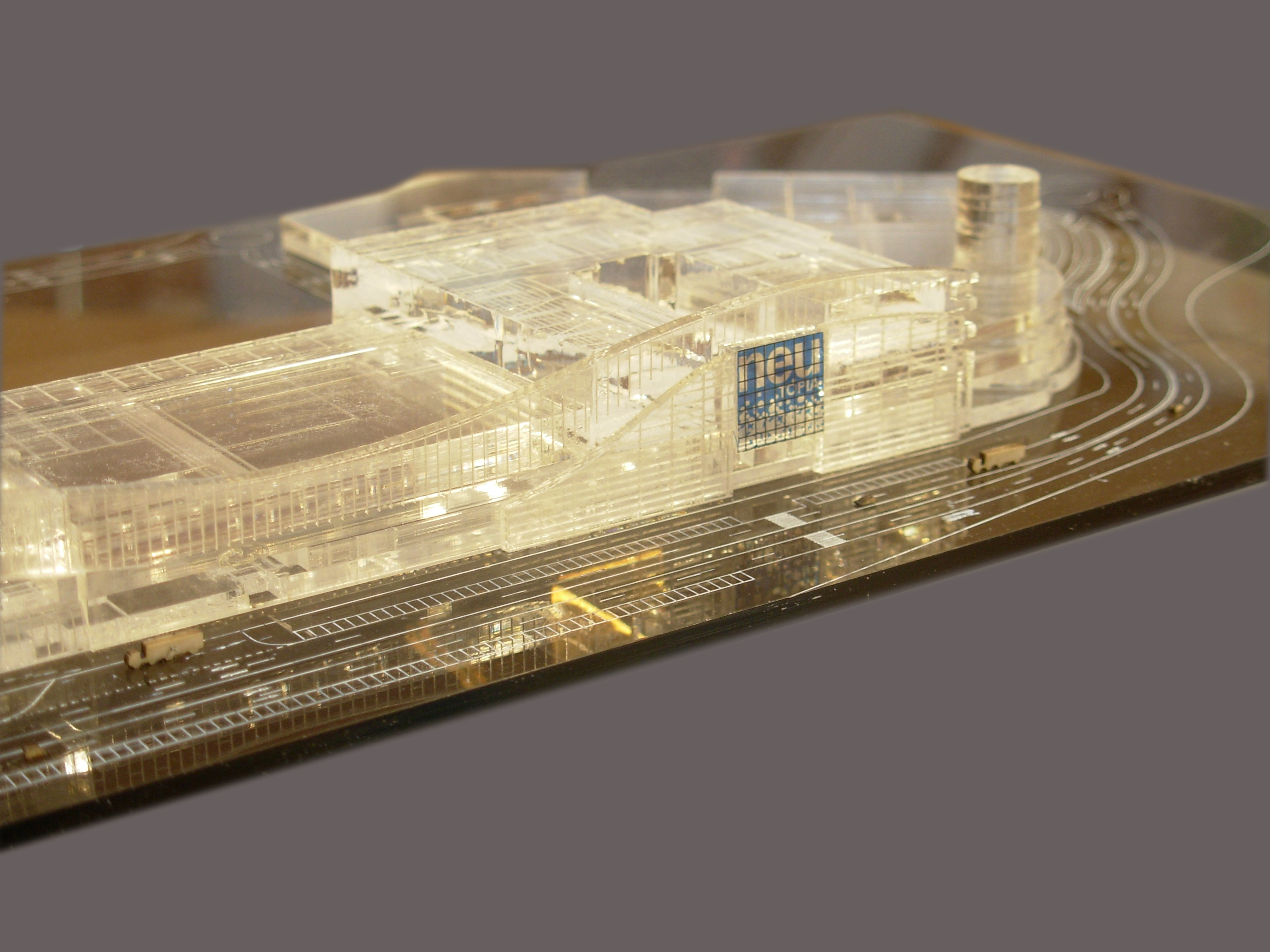 Maqueta de centro comercial en metacrilato