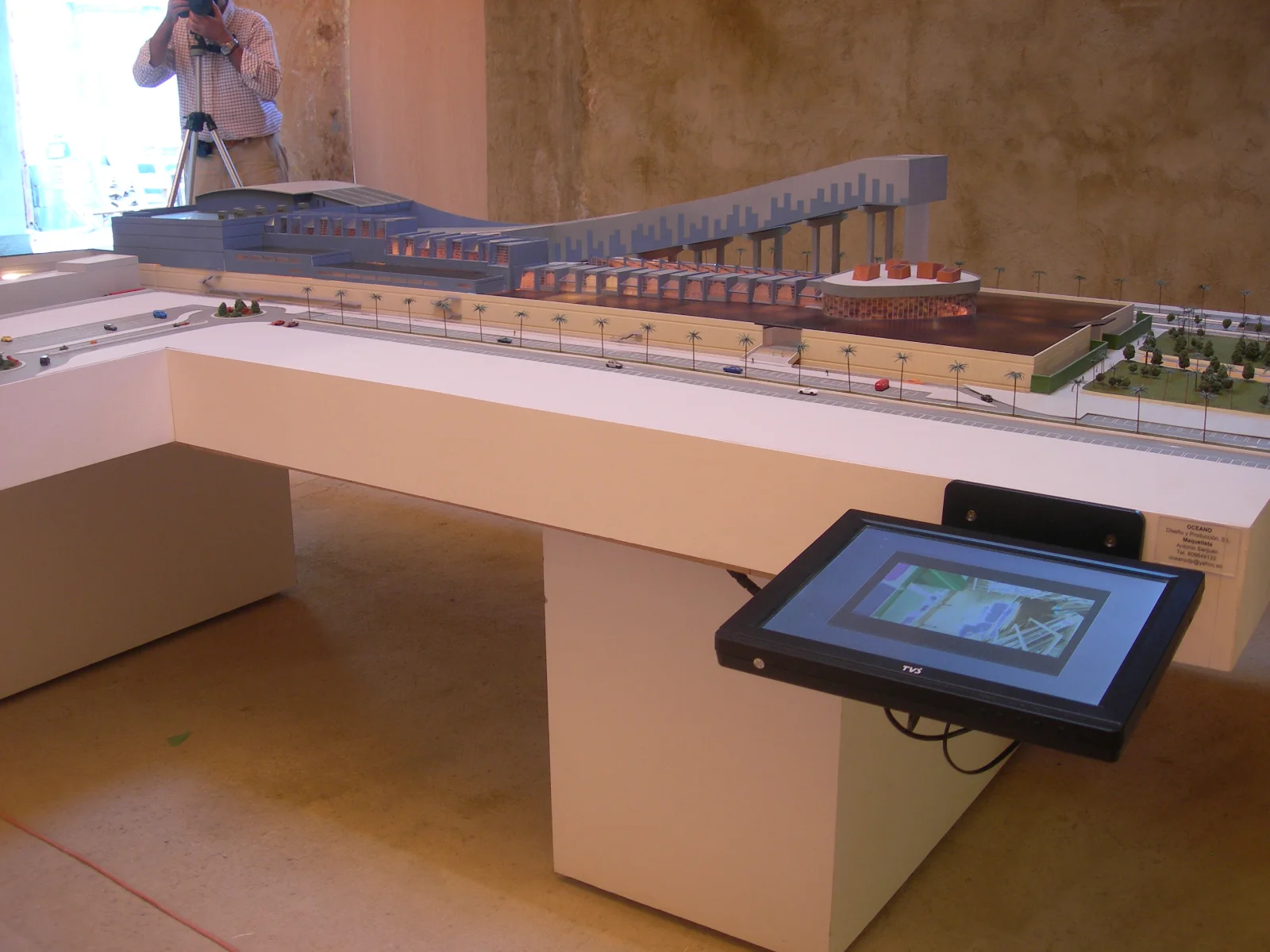 Maqueta del Centro Comercial Neutopia — Volúmenes en taller