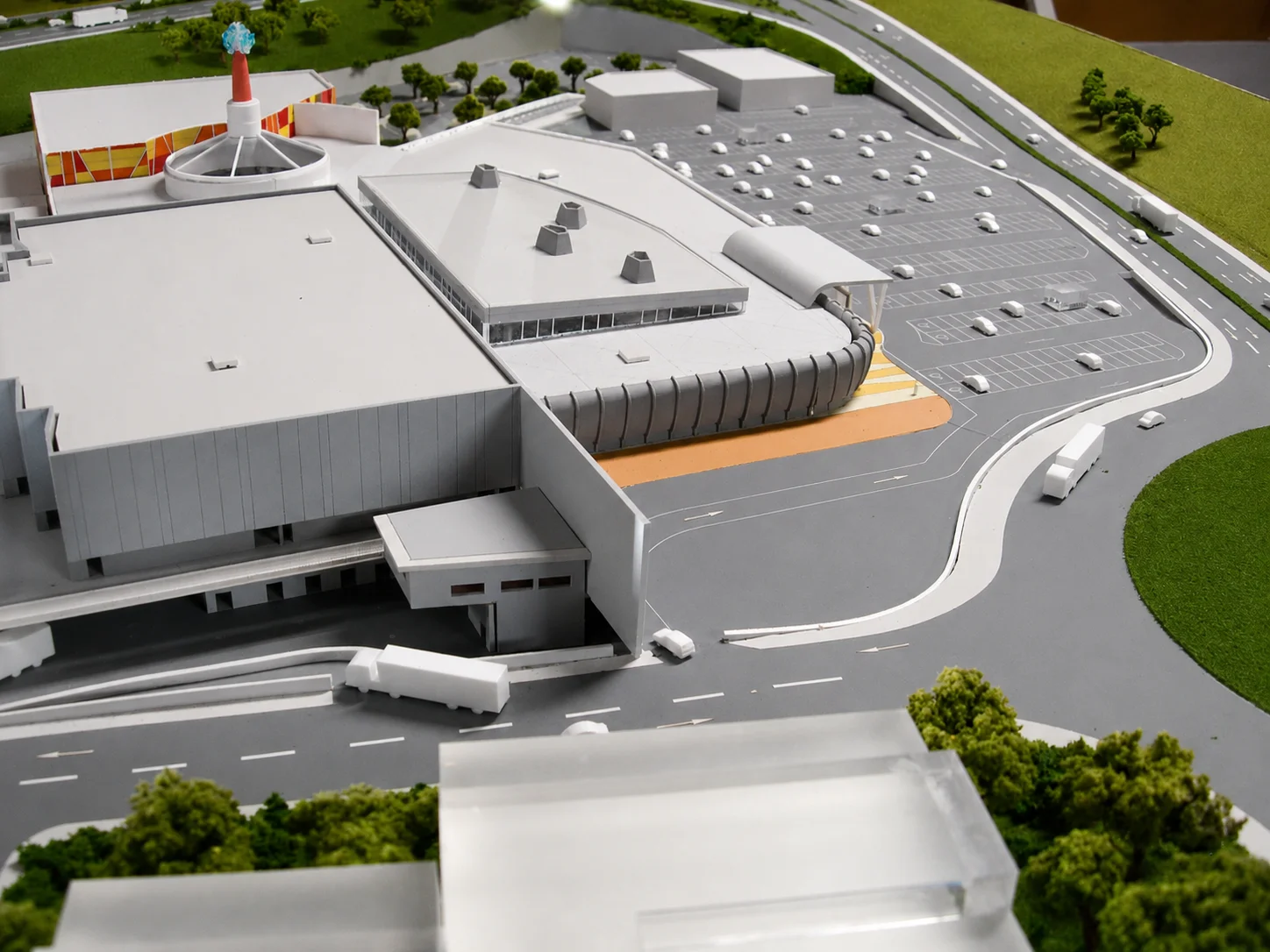 Maqueta del Centro Comercial Versalia — Cubierta y acceso rodado