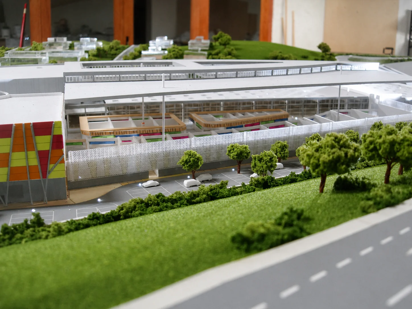 Maqueta del Centro Comercial Versalia — Fachada nocturna y locales