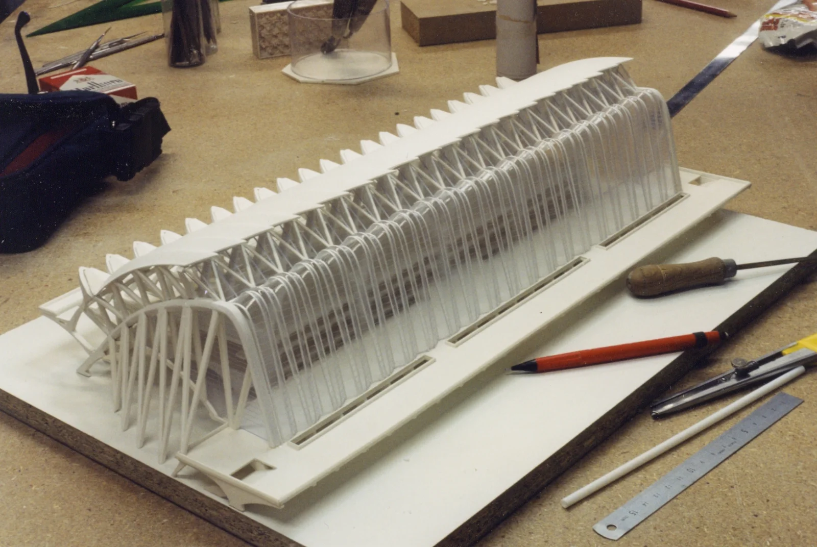 Estructura de la cubierta de la maqueta de la Ciudad de las Artes y las Ciencias en el taller