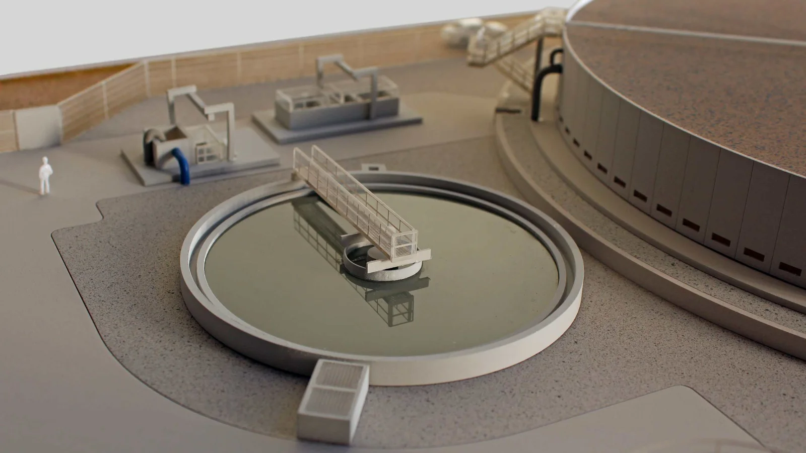 Detalle de la maqueta de la EDAR con decantador circular y pasarelas