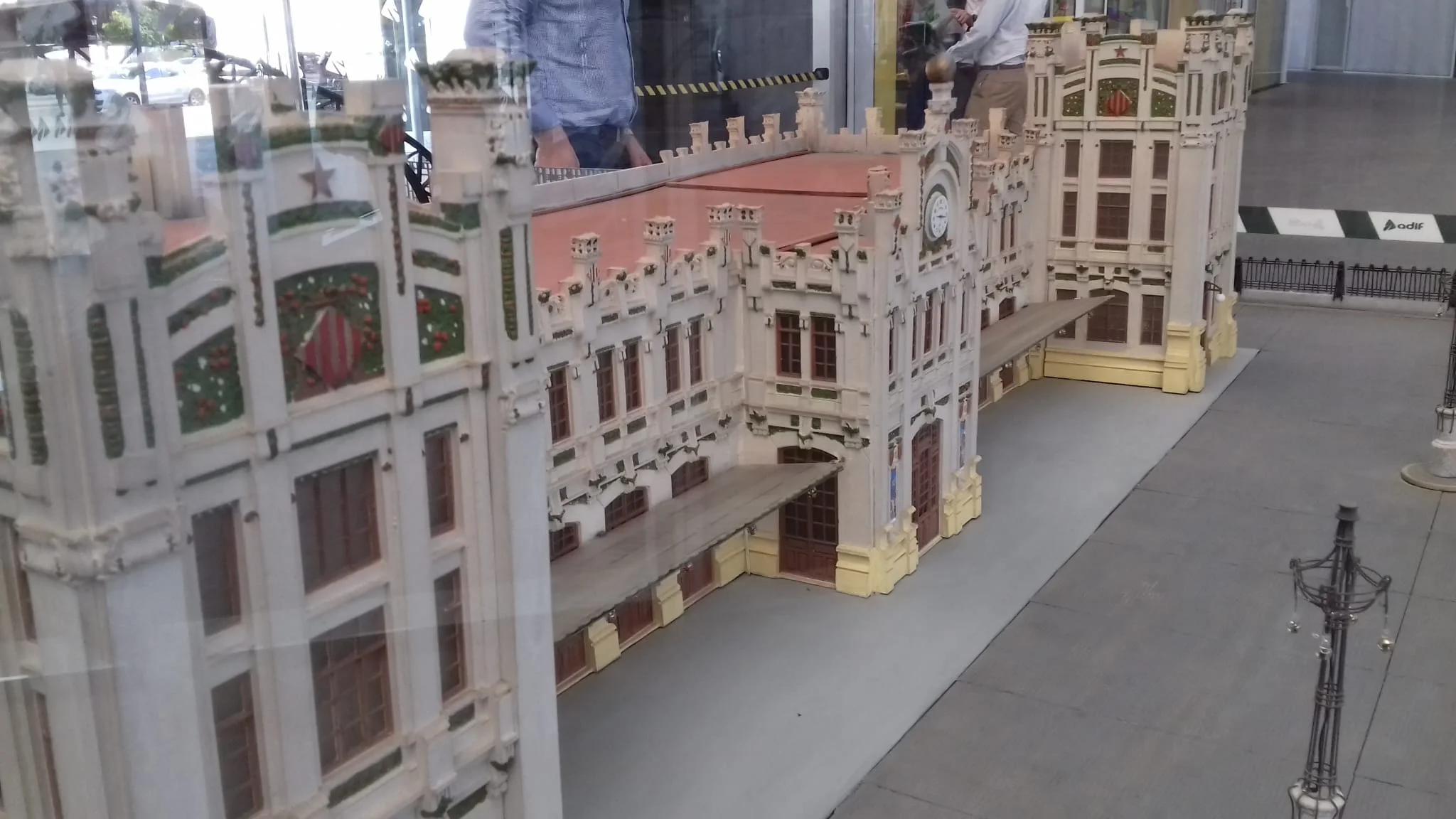 Maqueta Estación del Norte de Valencia — detalle de la fachada y andén
