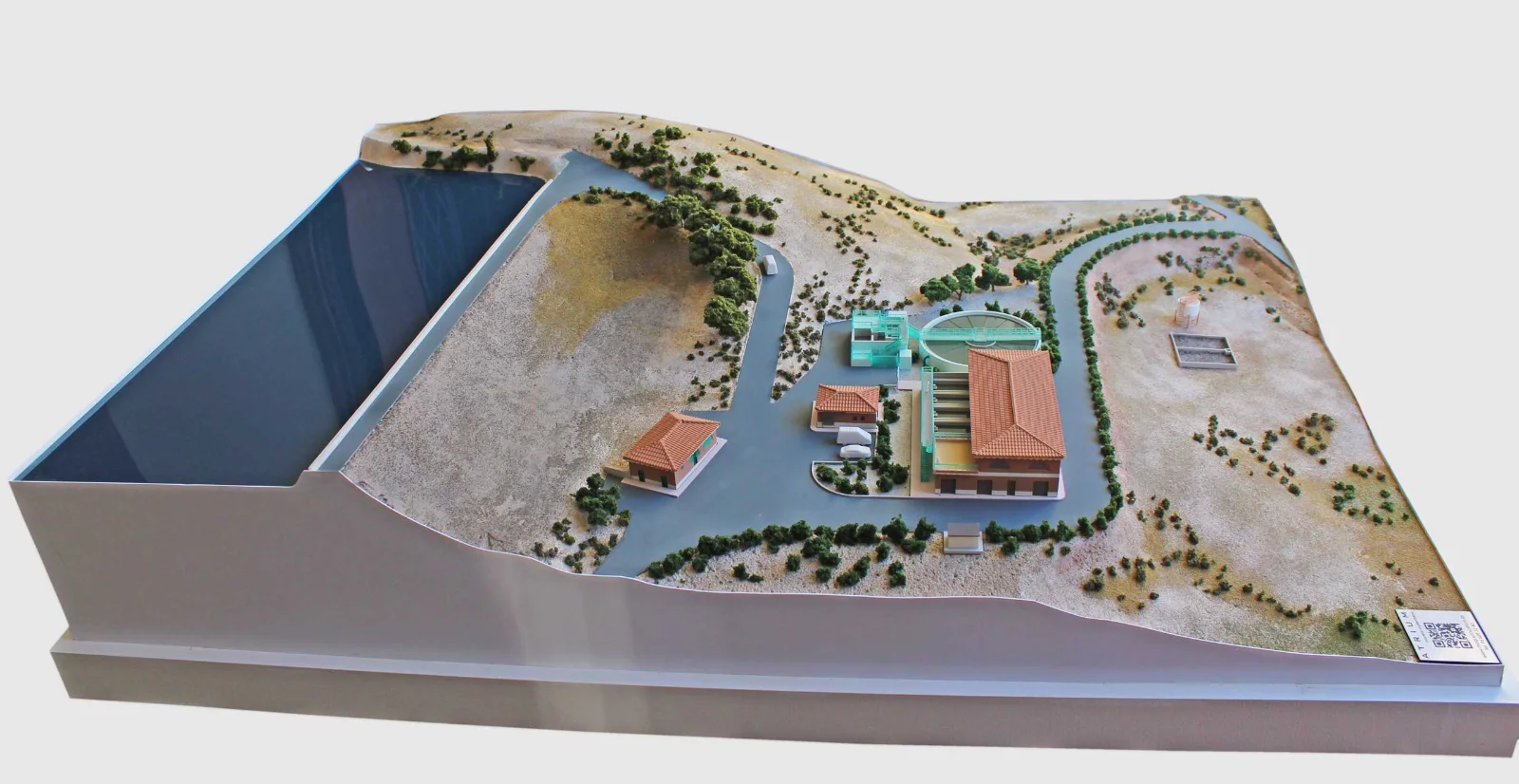 Maqueta de la ETAP integrada en el terreno con embalse y accesos