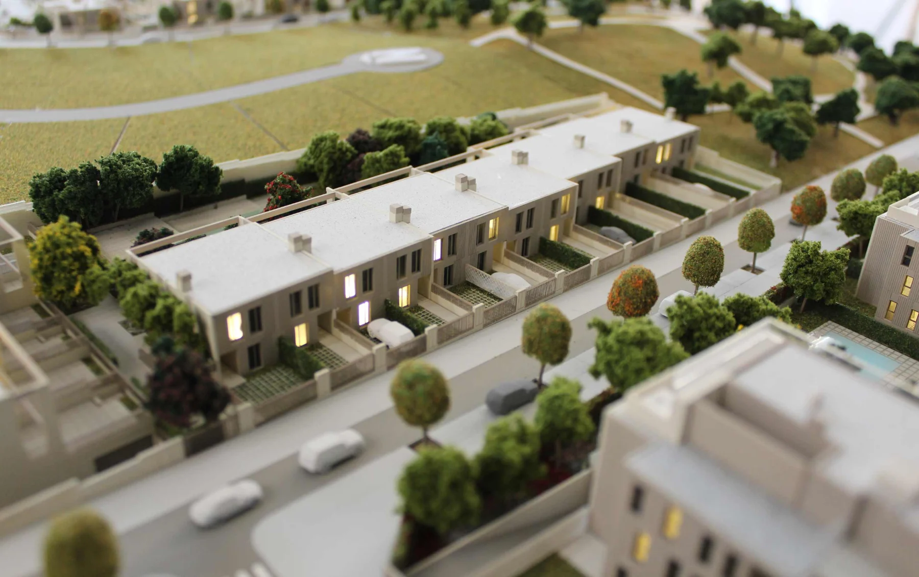 Detalle nocturno de las viviendas de la maqueta de la promoción residencial Virentia en Valencia
