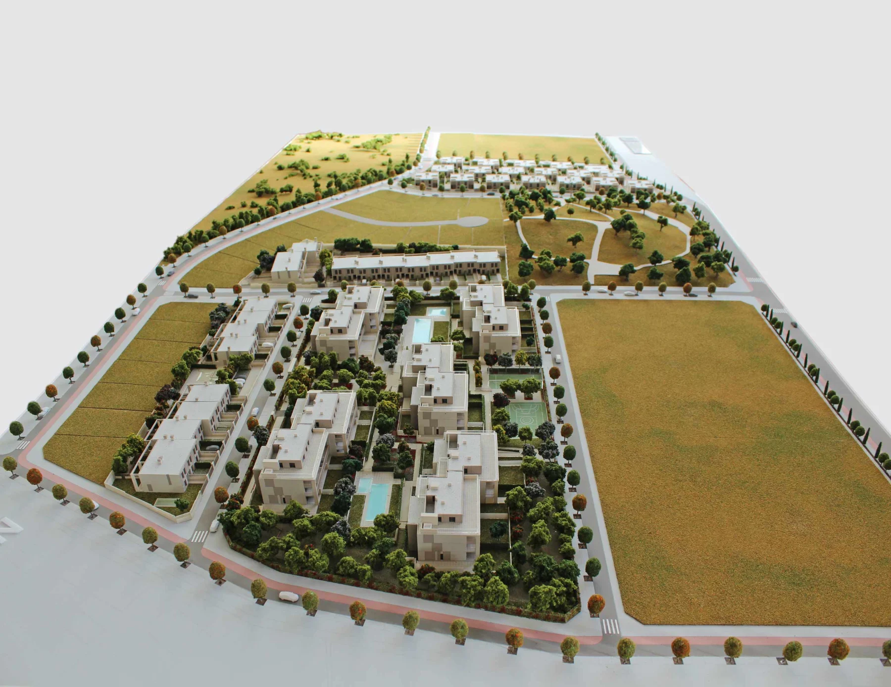 Maqueta de la promoción residencial Virentia en Valencia con jardines, piscinas y pistas deportivas