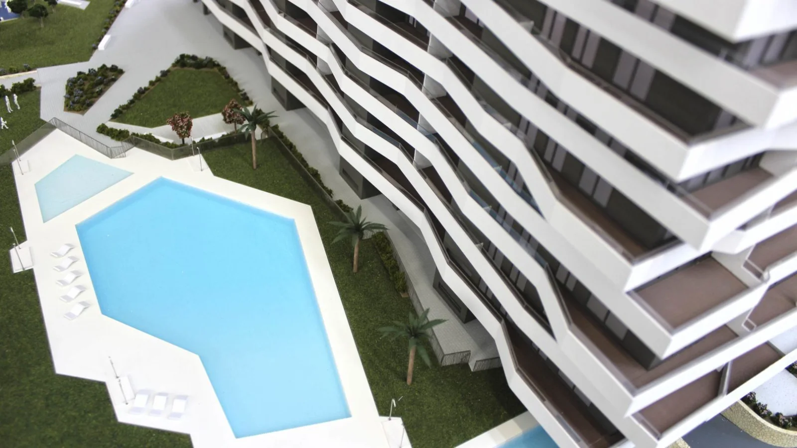 Detalle de los balcones ondulados de la maqueta del Residencial Azara