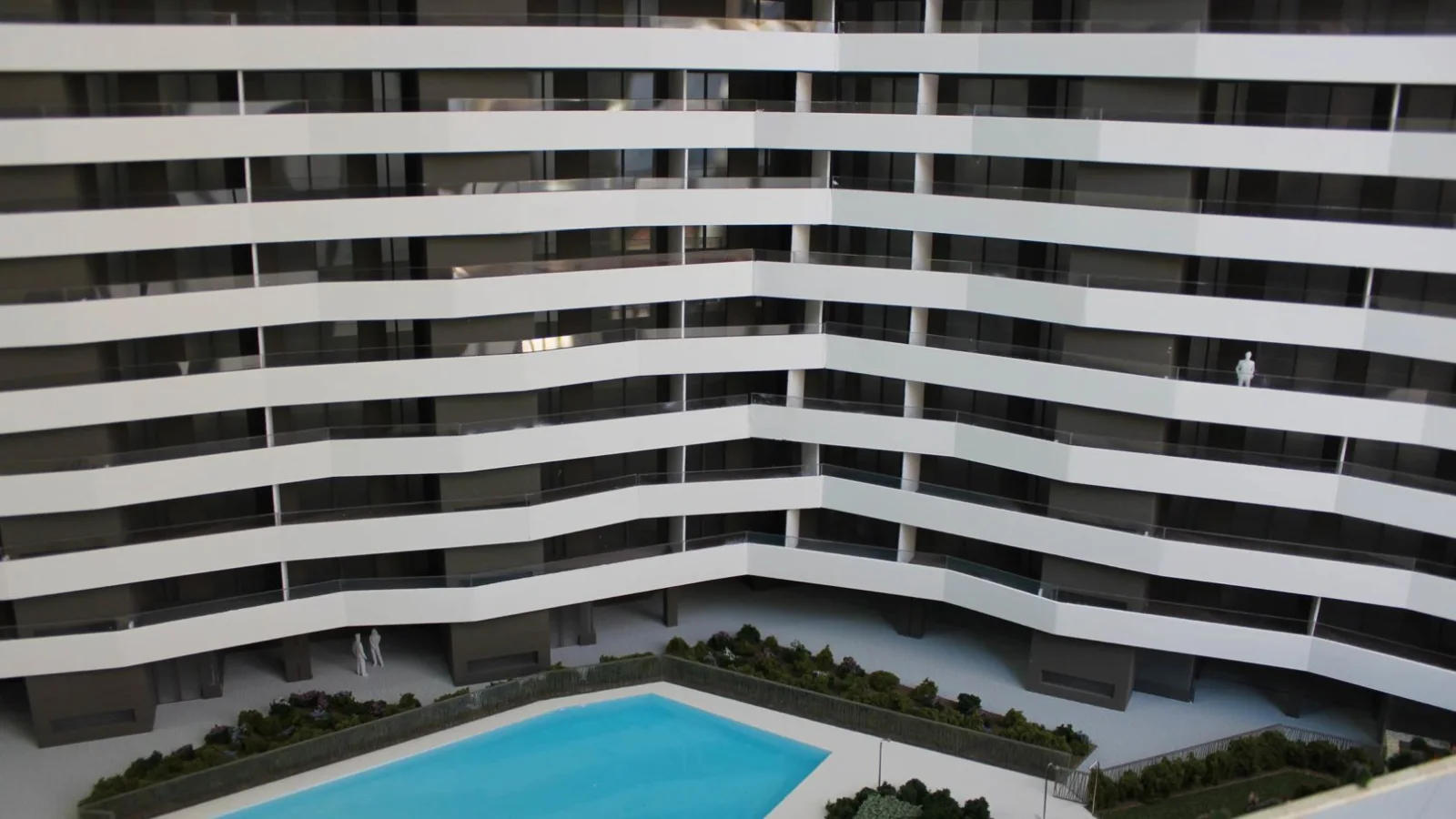 Maqueta del Residencial Azara con piscina, jardín y palmeras a escala