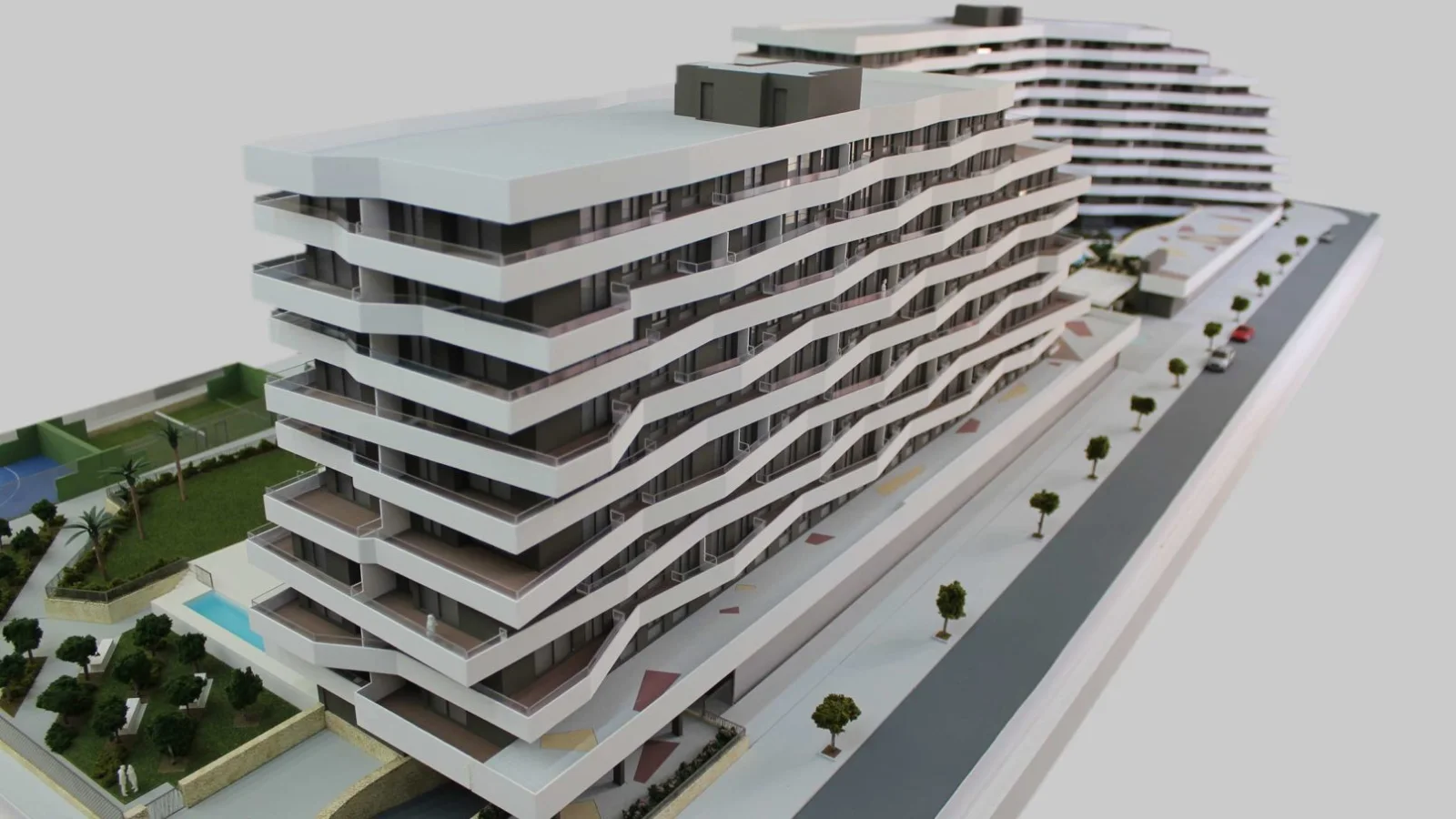 Maqueta del Residencial Azara en San Juan con fachada de balcones ondulados y calle